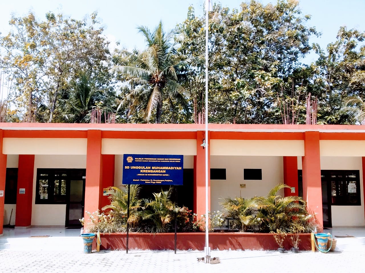 Gedung depan SDUM Krembangan