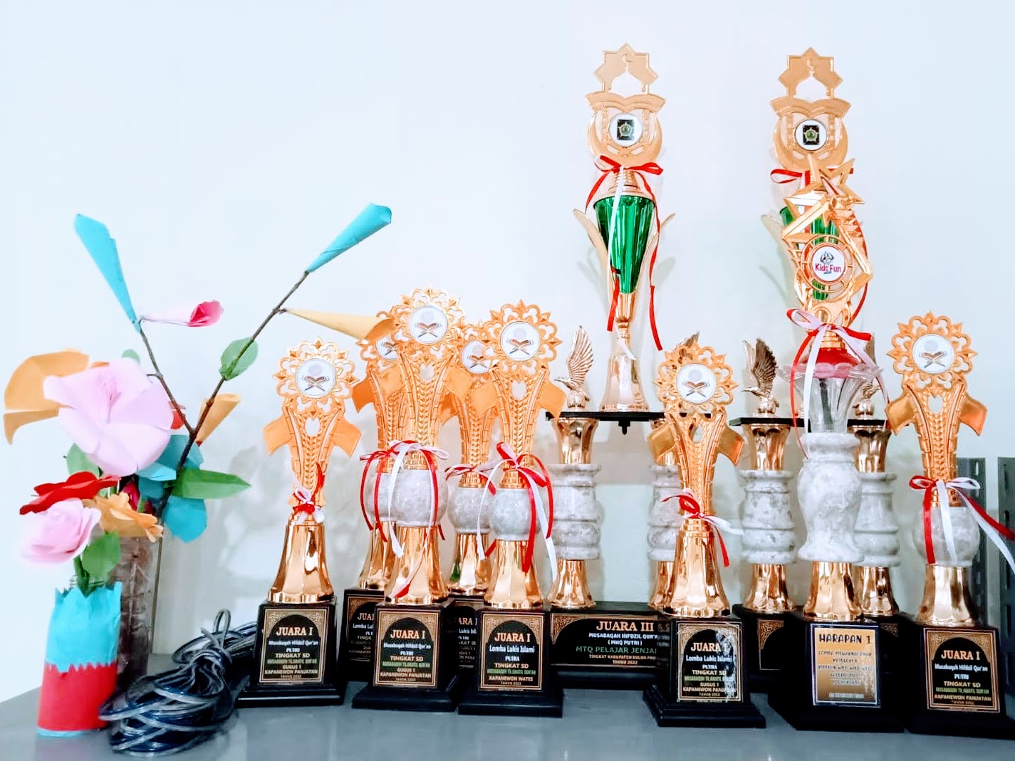 Koleksi piala kejuaraan SDUM Krembangan